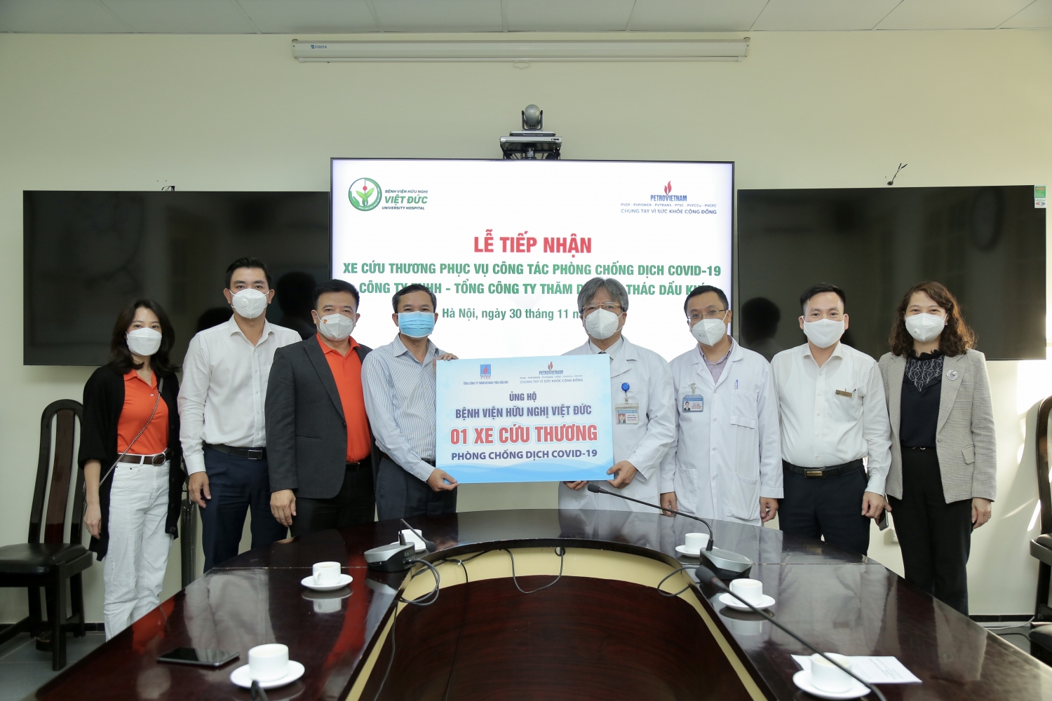 Petrovietnam trao tặng xe cứu thương cho Bệnh viện Hữu nghị Việt Đức