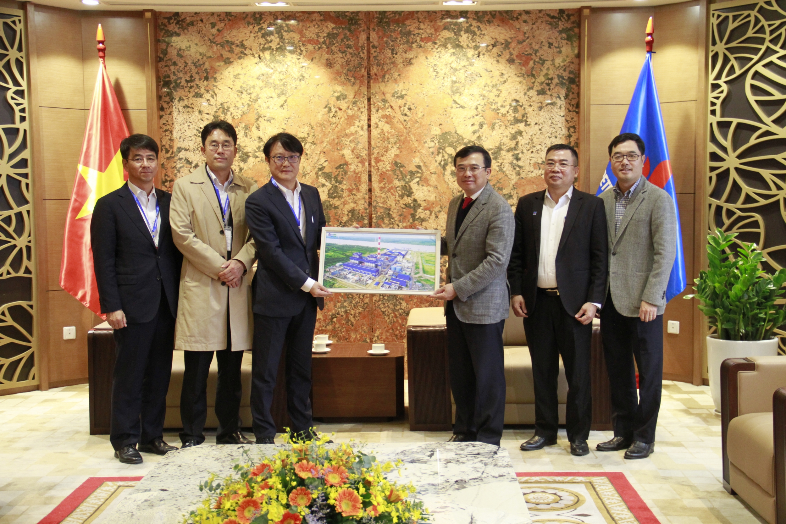 Chủ tịch HĐTV Petrovietnam Hoàng Quốc Vượng làm việc cùng lãnh đạo Doosan Vina