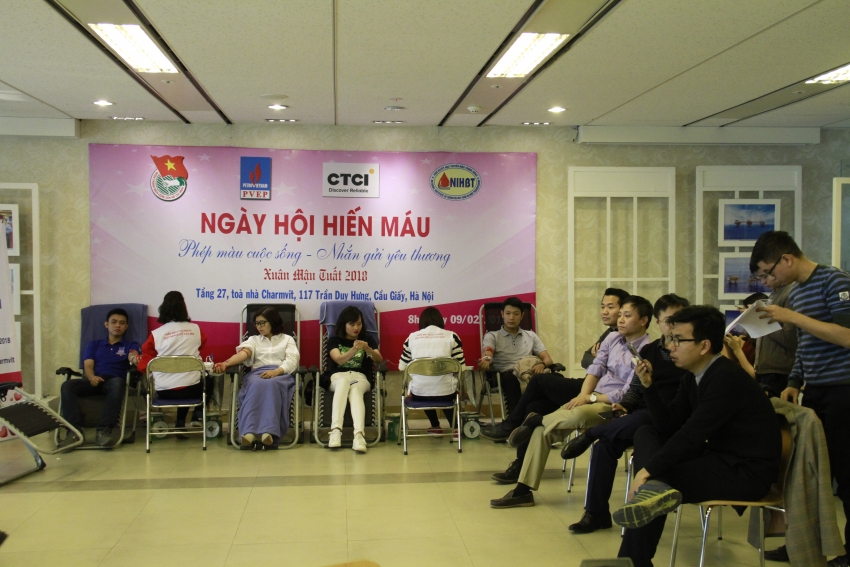 can bo nhan vien pvep hien mau nhan dao dip xuan mau tuat