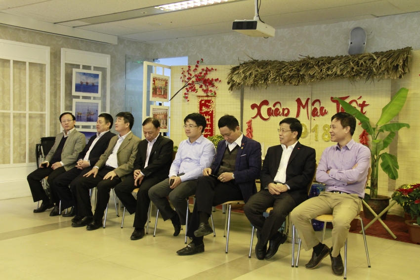can bo nhan vien pvep hien mau nhan dao dip xuan mau tuat