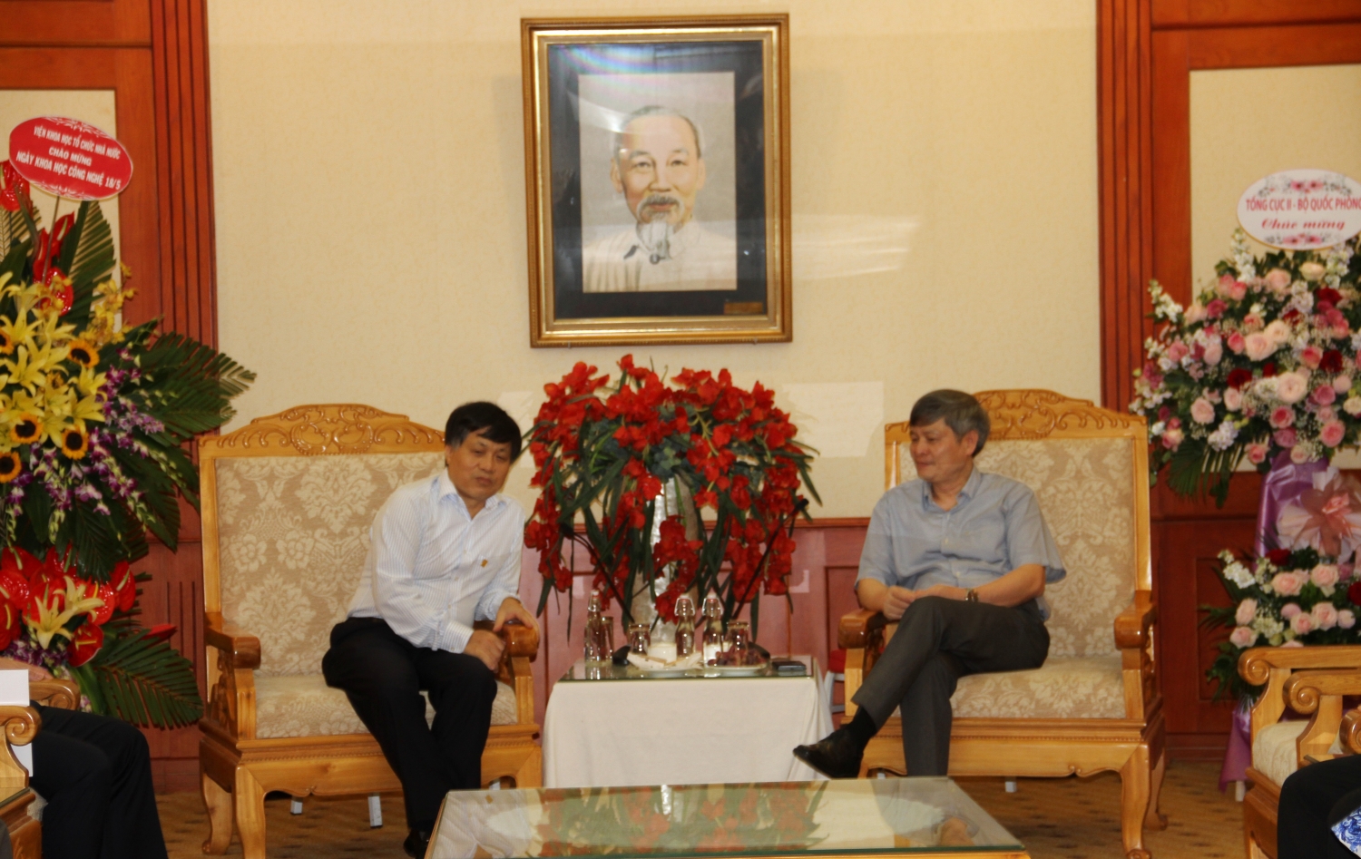 lanh dao pvn chuc mung cac nha khoa hoc nhan ngay khoa hoc va cong nghe viet nam