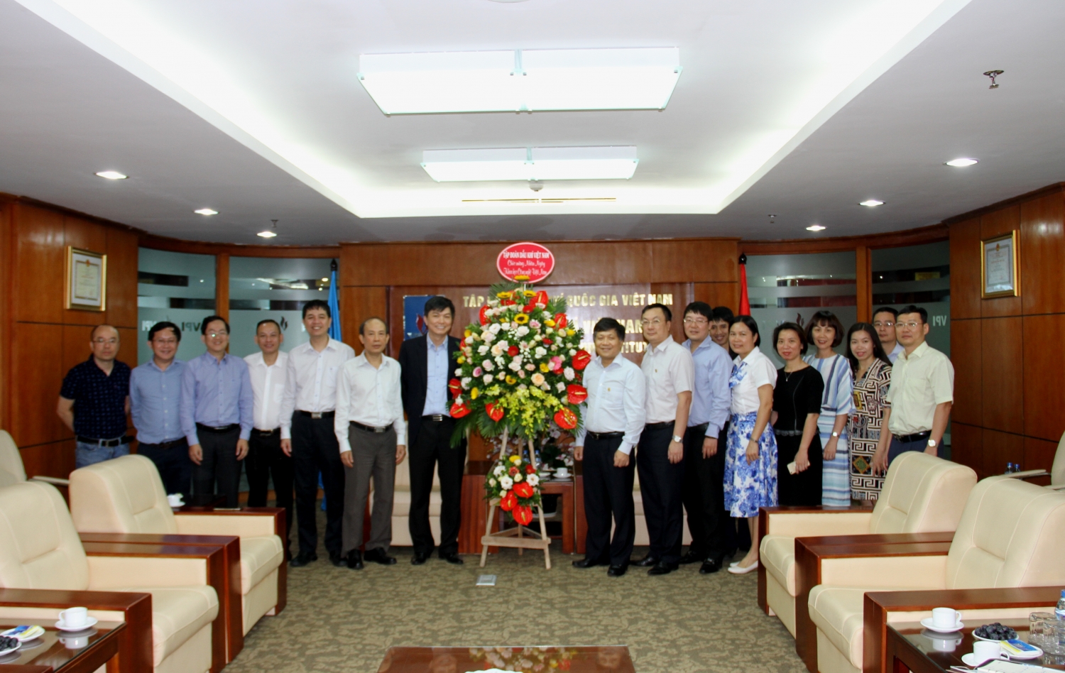 lanh dao pvn chuc mung cac nha khoa hoc nhan ngay khoa hoc va cong nghe viet nam