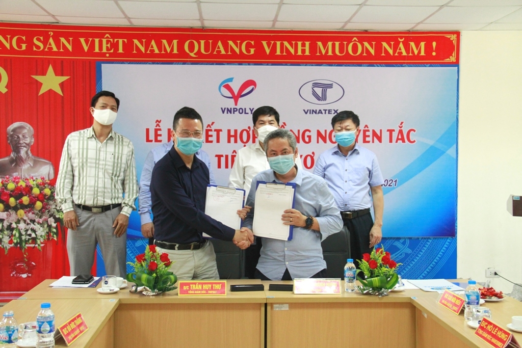 VNPOLY ký hợp đồng bao tiêu sản phẩm xơ PSF với các doanh nghiệp Dệt may miền Bắc