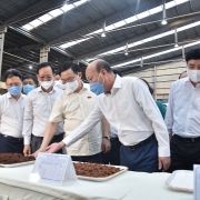 Chủ tịch Quốc hội Vương Đình Huệ thăm và tặng quà công nhân Công ty Nhôm Đắk Nông - TKV