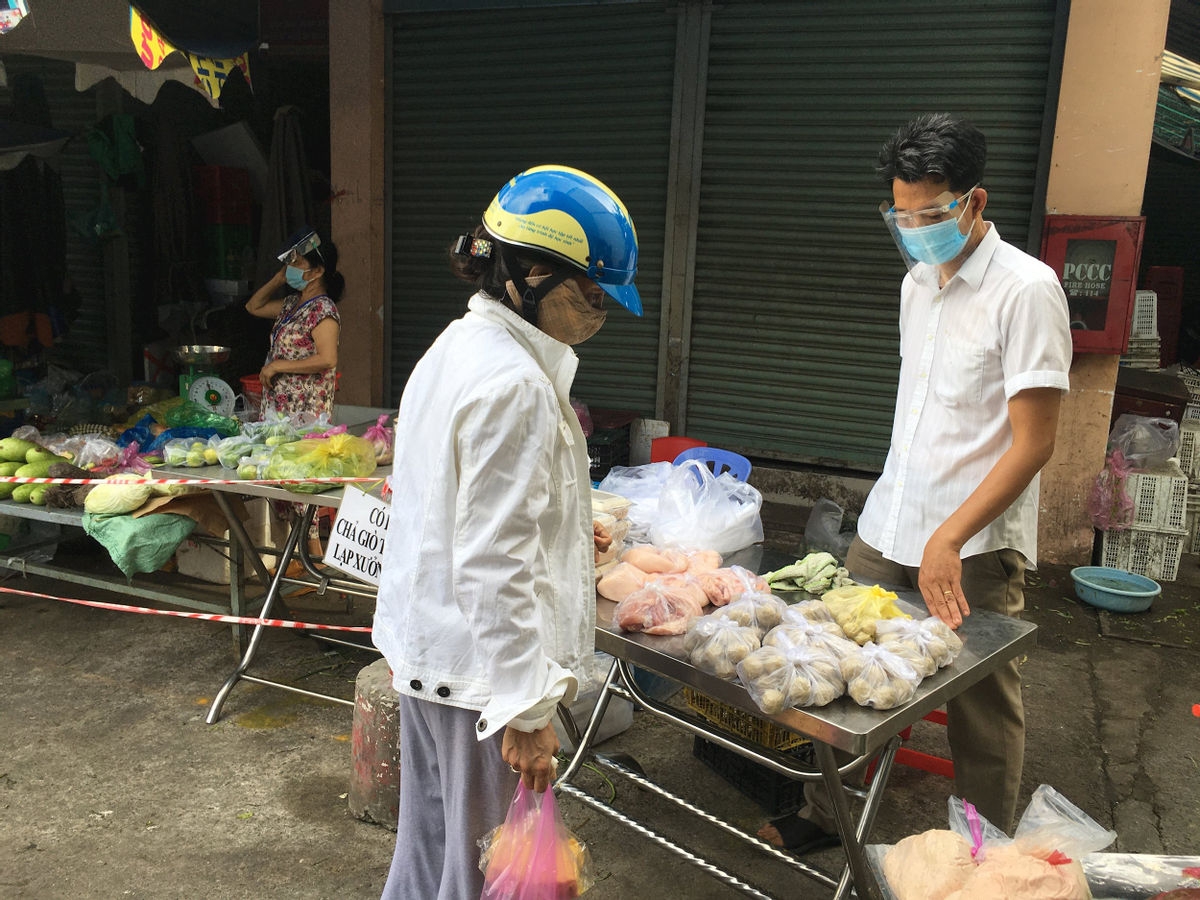 Muôn màu đi chợ thời “giãn cách xã hội”