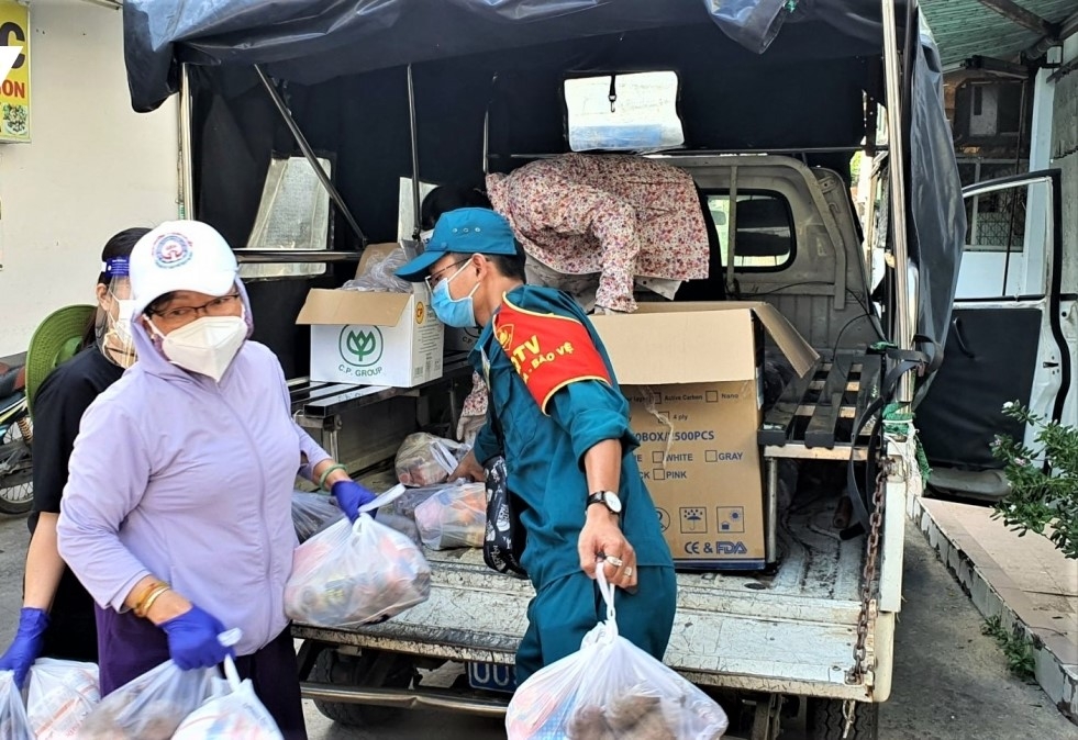 Muôn màu đi chợ thời “giãn cách xã hội”