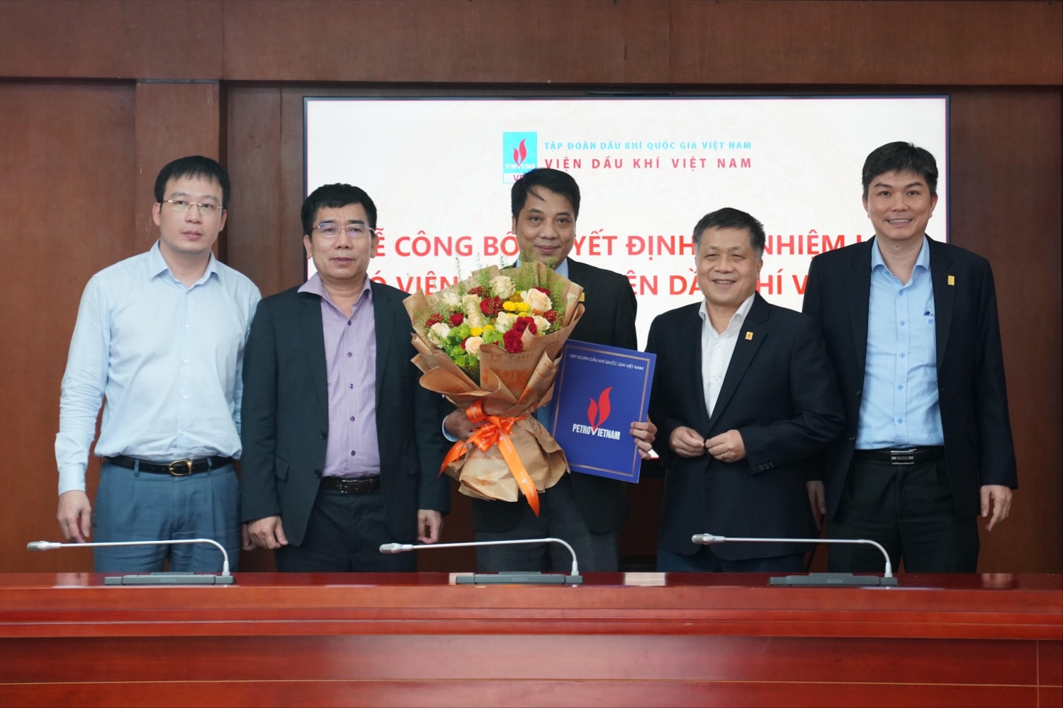 Petrovietnam công bố, trao quyết định bổ nhiệm lại Phó Viện trưởng VPI đối với TS. Nguyễn Minh Quý