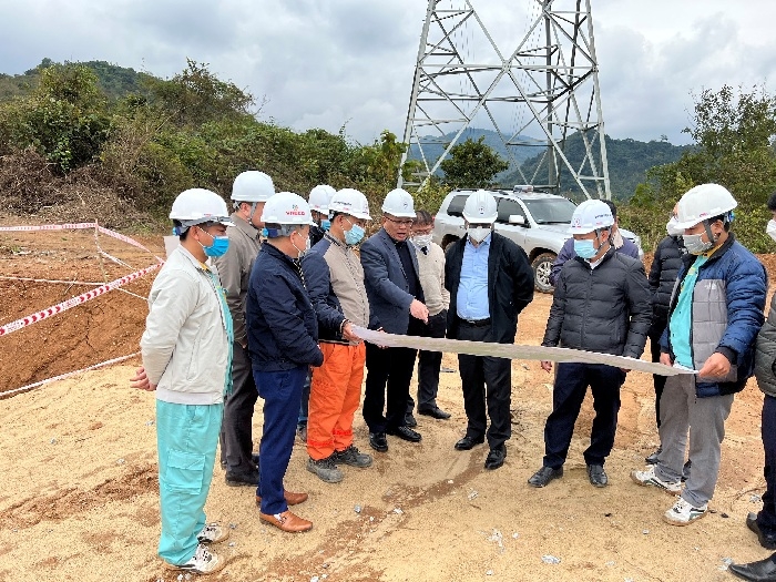 Lãnh đạo EVN kiểm tra tiến độ thi công 2 dự án truyền tải nhập khẩu điện từ Lào