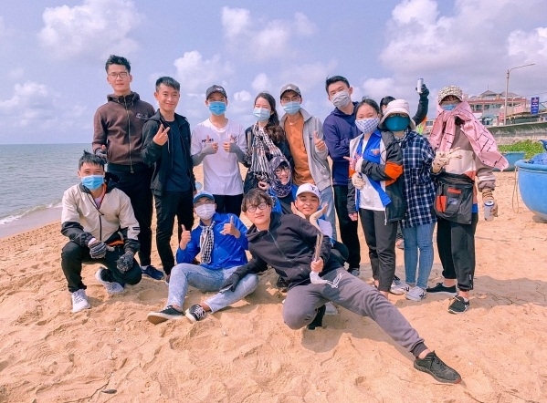 Tuổi trẻ PVU chung tay làm sạch biển