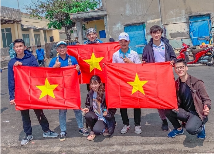 Tuổi trẻ PVU chung tay làm sạch biển