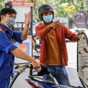 Giá xăng dầu đảo chiều tăng gần 1.000 đồng