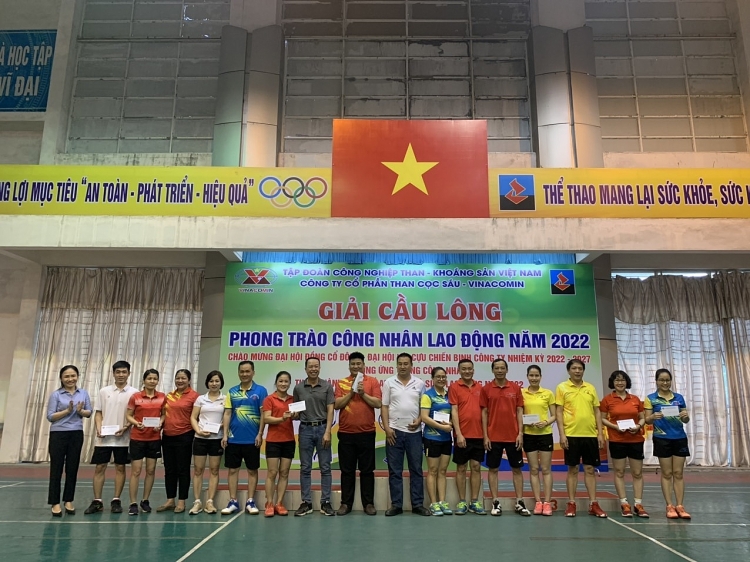 Than Cọc Sáu: Sôi nổi, kịch tính giải cầu lông phong trào hưởng ứng Tháng Công nhân năm 2022