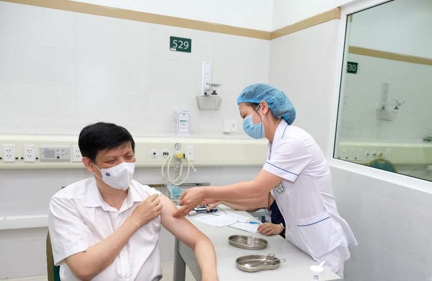 Bộ trưởng Bộ Y tế Nguyễn Thanh Long tiêm vắc xin phòng Covid-19