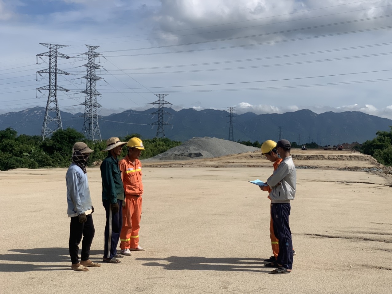 Công ty Truyền tải điện 3 phối hợp chặt chẽ với các cơ quan để di dời các cột điện phục vụ thi công cao tốc Bắc - Nam