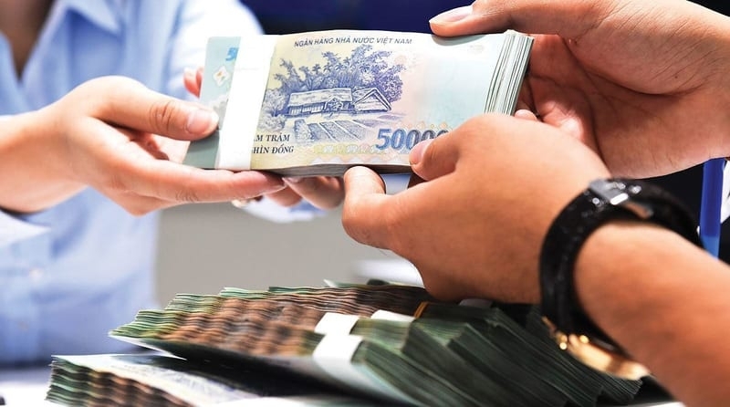 Lãi suất tăng cao, người dân đổ xô gửi tiết kiệm