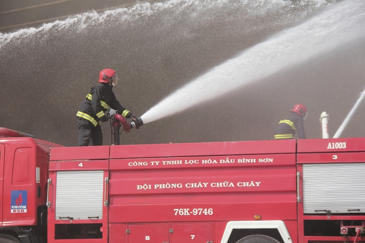 [Chùm ảnh] Diễn tập thực binh ứng phó sự cố tràn dầu tại Cảng xuất sản phẩm BSR và Cảng PTSC