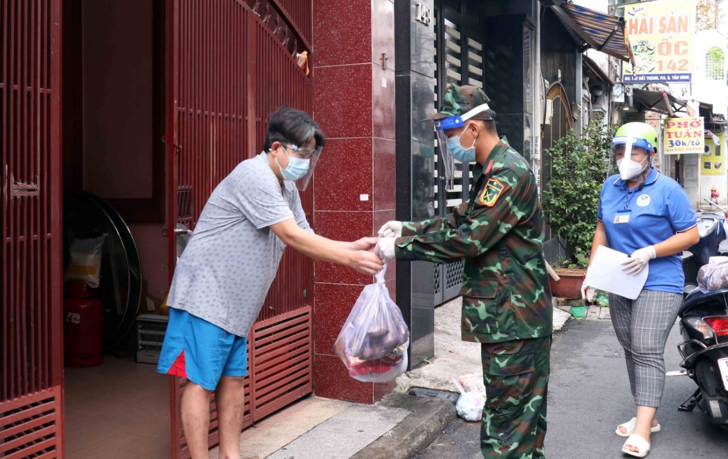 Thủ tướng yêu cầu TPHCM bảo đảm hỗ trợ y tế và lương thực, thực phẩm cho người dân