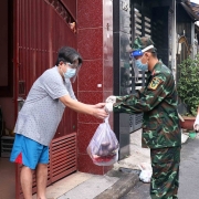 Thủ tướng yêu cầu TPHCM bảo đảm hỗ trợ y tế và lương thực, thực phẩm cho người dân