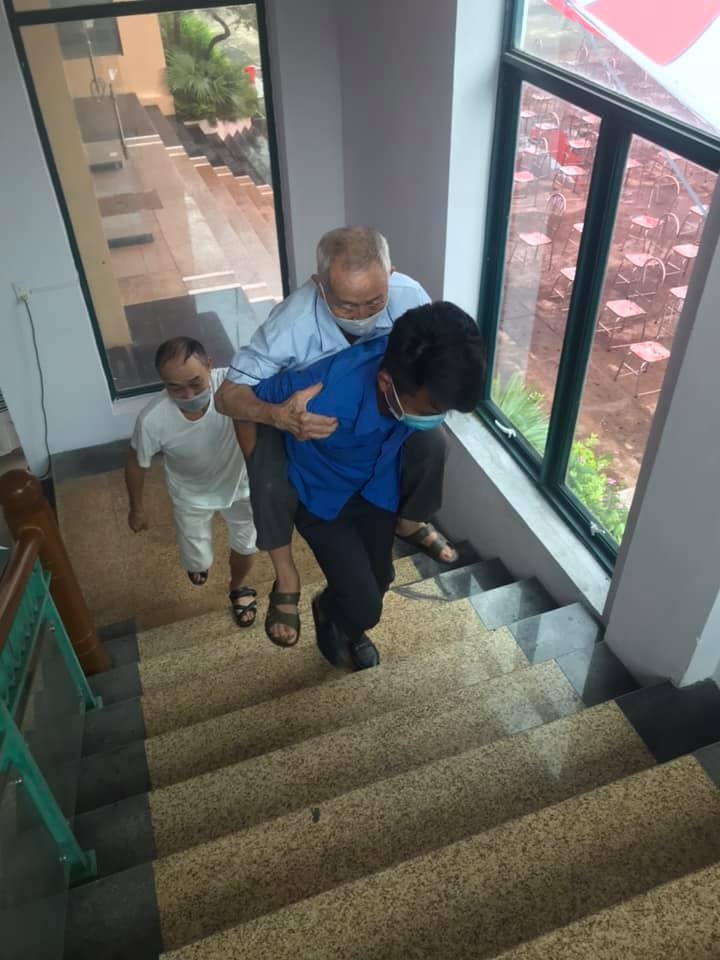Hình ảnh đẹp của tuổi trẻ Than Cọc Sáu tình nguyện hỗ trợ tuyến đầu tiêm vắc xin