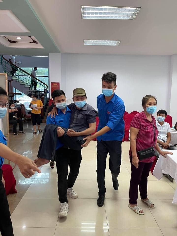 Hình ảnh đẹp của tuổi trẻ Than Cọc Sáu tình nguyện hỗ trợ tuyến đầu tiêm vắc xin