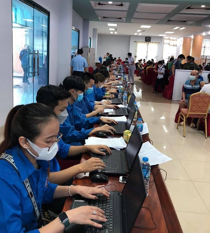Hình ảnh đẹp của tuổi trẻ Than Cọc Sáu tình nguyện hỗ trợ tuyến đầu tiêm vắc xin