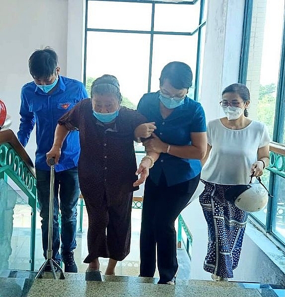 Hình ảnh đẹp của tuổi trẻ Than Cọc Sáu tình nguyện hỗ trợ tuyến đầu tiêm vắc xin