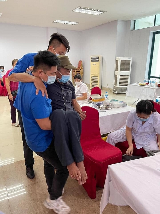 Hình ảnh đẹp của tuổi trẻ Than Cọc Sáu tình nguyện hỗ trợ tuyến đầu tiêm vắc xin