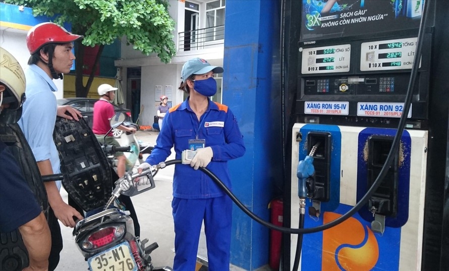 Giá xăng tiếp tục tăng mạnh, giá dầu giảm nhẹ