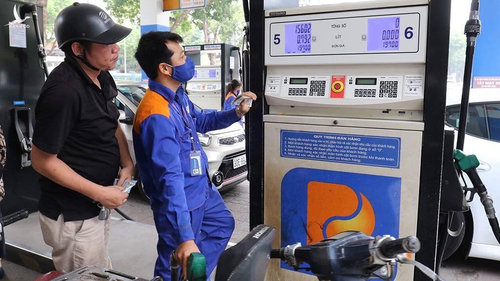 Có nên để doanh nghiệp tự quyết giá bán lẻ xăng dầu?