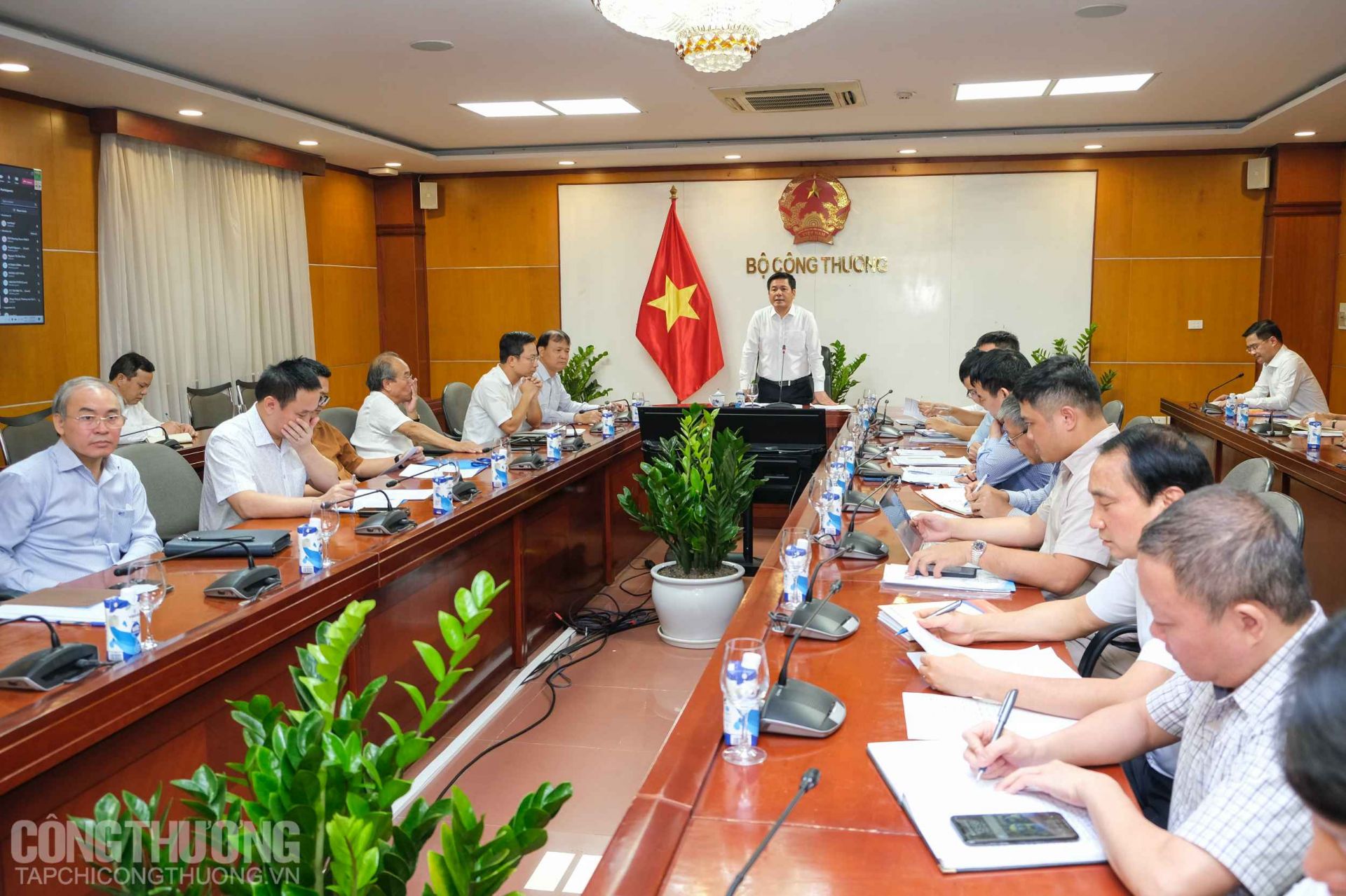 Bộ trưởng Bộ Công Thương Nguyễn Hồng Diên chủ trì buổi làm việc với các doanh nghiệp nhà nước hoạt động trong lĩnh vực sản xuất, kinh doanh xăng dầu
