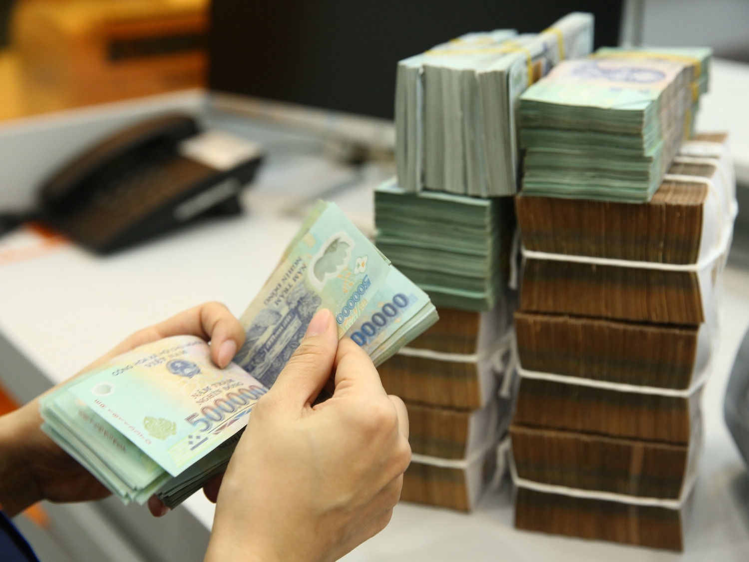 Tin tức kinh tế ngày 15/12: Đẩy nhanh cổ phần hóa, thoái vốn trong lĩnh vực ngân hàng