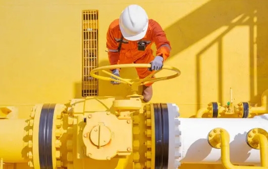 Giá dầu lắng xuống nhờ độ mạnh của sản phẩm chưng cất và mối quan tâm về nguồn cung