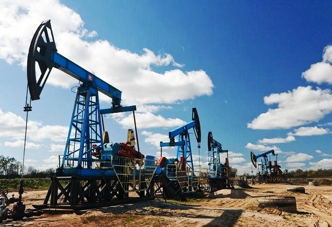 Dầu tăng giá 1% sau khi các kho dự trữ dầu thô của Mỹ báo hiệu nguồn cung thắt chặt