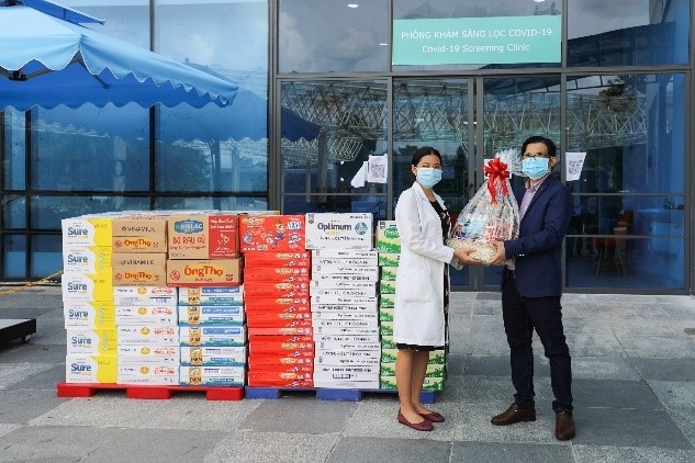 Vinamilk gửi tặng món quà sức khỏe đến những “chiến sĩ áo trắng” và người thân nhân ngày Gia đình Việt Nam