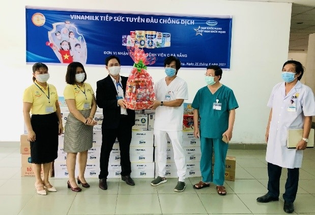 Vinamilk gửi tặng món quà sức khỏe đến những “chiến sĩ áo trắng” và người thân nhân ngày Gia đình Việt Nam