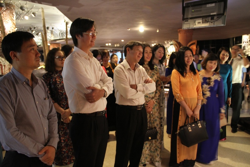 phu nu dau khi tham bao tang lich su ho chi minh va khu di tich phu chu tich