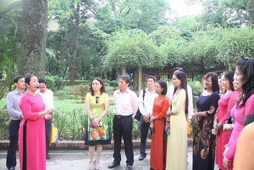 phu nu dau khi tham bao tang lich su ho chi minh va khu di tich phu chu tich