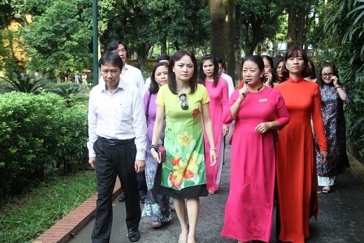 phu nu dau khi tham bao tang lich su ho chi minh va khu di tich phu chu tich