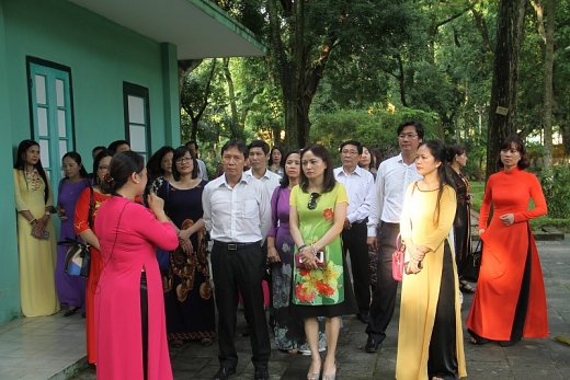 phu nu dau khi tham bao tang lich su ho chi minh va khu di tich phu chu tich