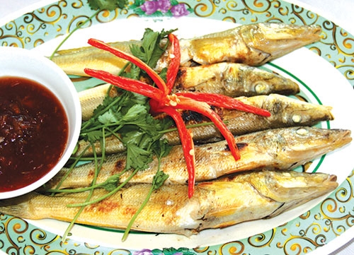 Ấm lòng thực khách với món cá đục nướng chấm mắm me