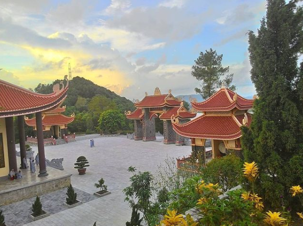 Thiền viện Trúc Lâm Hàm Rồng bình yên bên bờ sông Mã