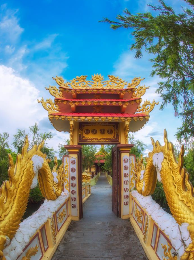 Chùa Vạn Phước: Tiên cảnh trần gian giữa vùng đầm lầy, cây dại khô cằn