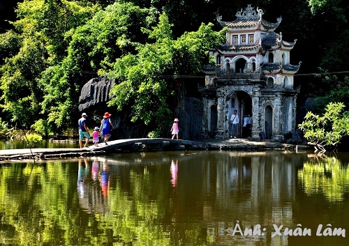 Đầu năm chiêm bái những ngôi đền, chùa nổi tiếng linh thiêng ở Ninh Bình