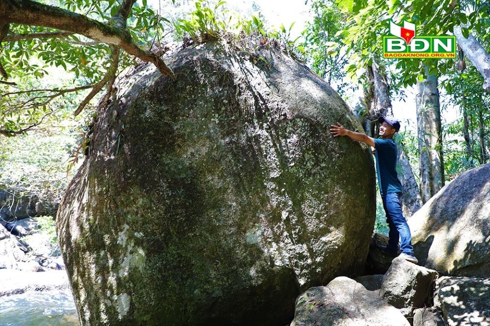 Hùng vĩ thác Bảy Tầng