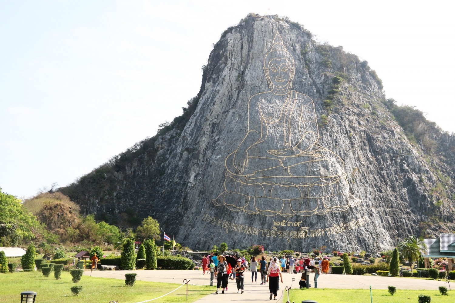 Tượng Phật Vàng trên núi Chon Buri