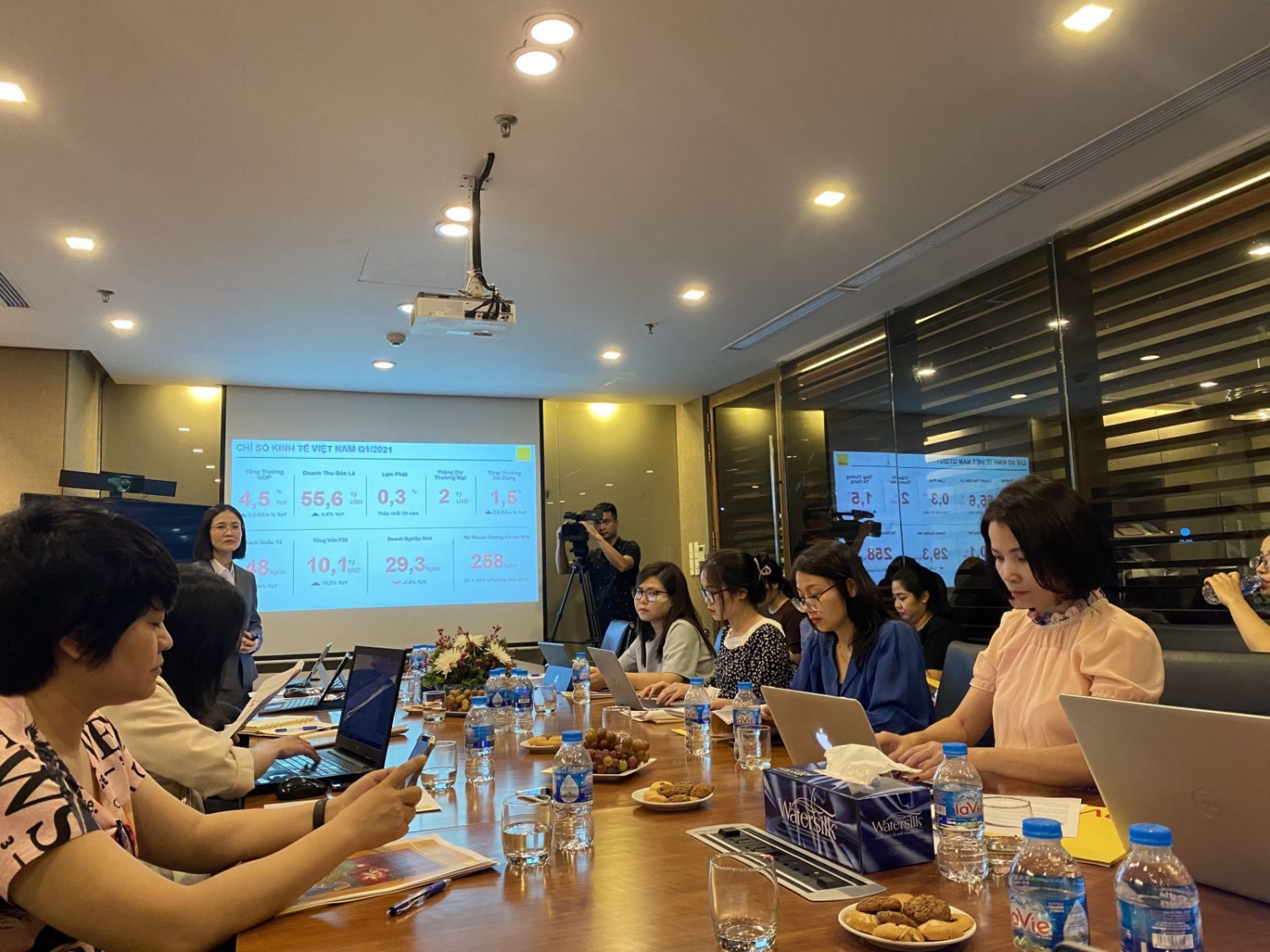 Nghịch lý thị trường địa ốc Hà Nội: Giao dịch căn hộ giảm mạnh, biệt thự liền kề “lên ngôi” Nghịch lý thị trường địa ốc Hà Nội: Giao dịch căn hộ giảm mạnh, biệt thự liền kề “lên ngôi”