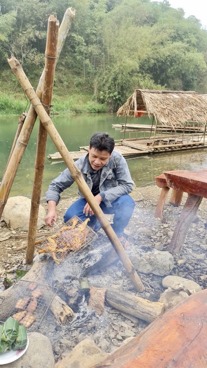 Trải nghiệm chèo bè trên suối Nủa