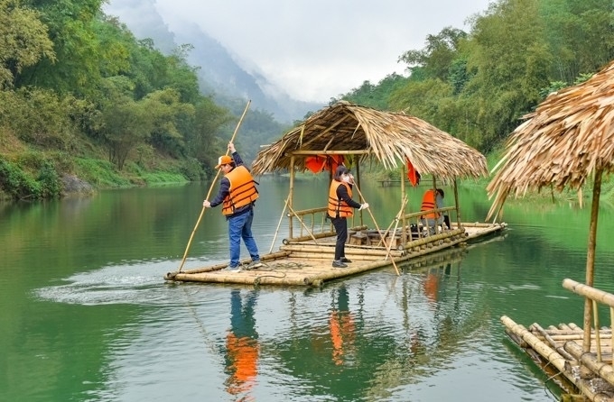Trải nghiệm chèo bè trên suối Nủa