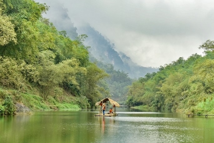 Trải nghiệm chèo bè trên suối Nủa