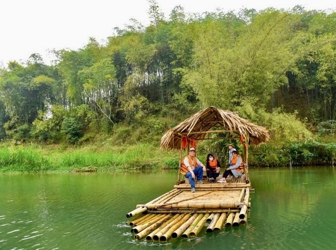 Trải nghiệm chèo bè trên suối Nủa